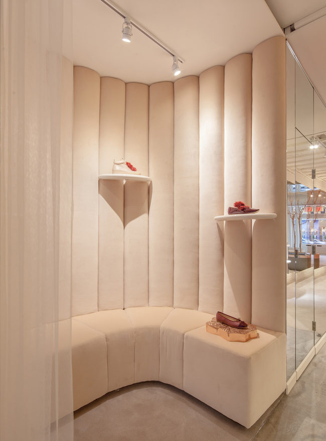 鞋店软包卡座和展示墙面结合设计