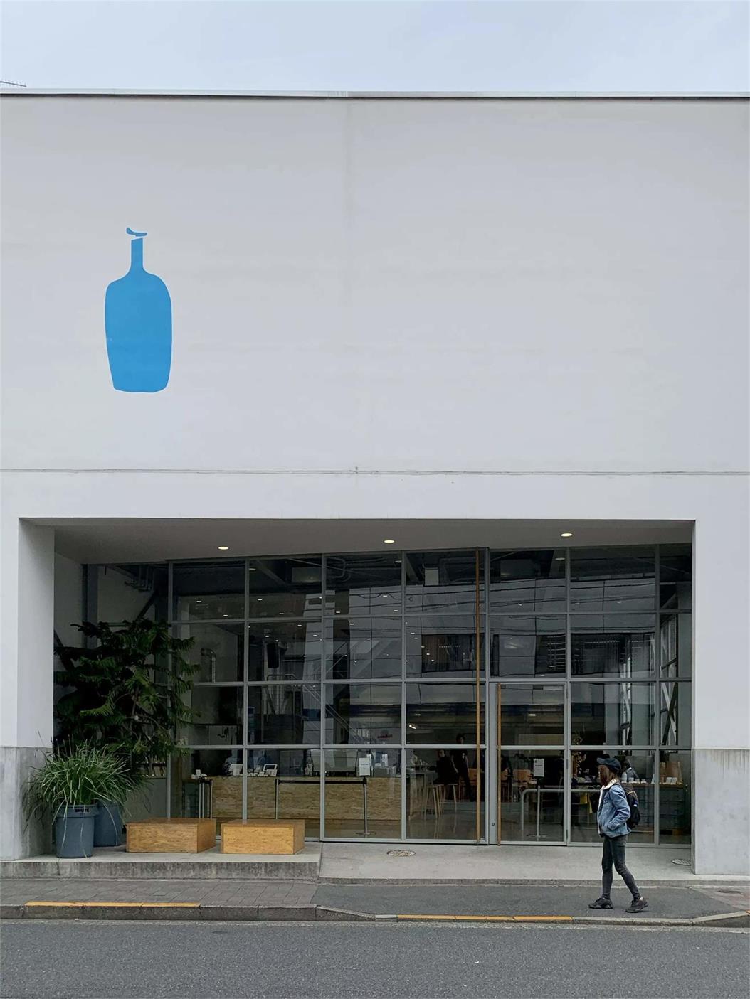 在日本就连蓝瓶咖啡街头外卖窗口都排起了队