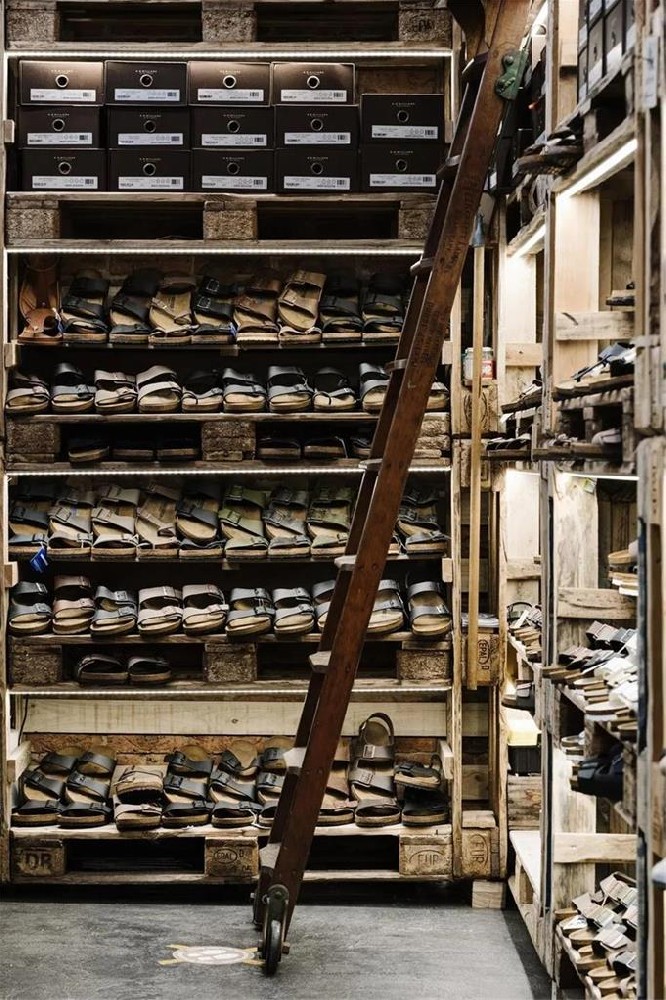 运输木质托盘打造的皮鞋店设计