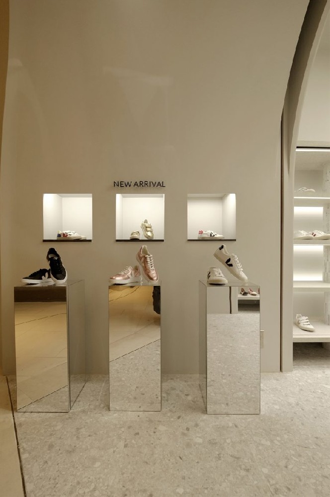 Lace画廊式鞋店设计