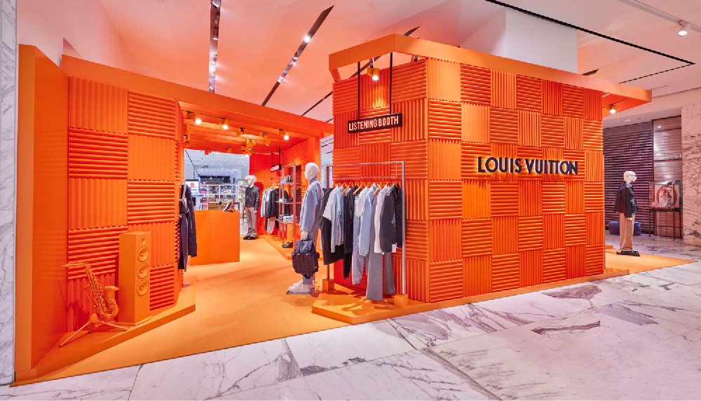 浸入明亮橙色亭式结构的路易威登快闪店设计