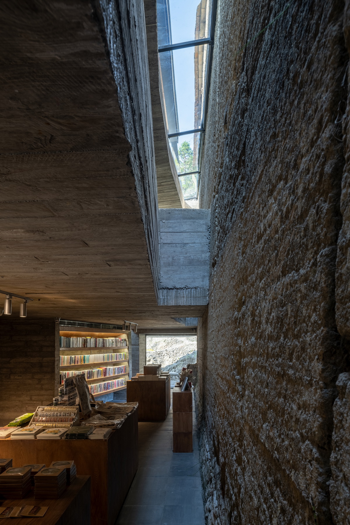 调整大小 24 楼板与夯土墙之间的缝隙 .陈颢  Gap between the concrete slab and the rammed earth wall .CHEN Hao.jpg