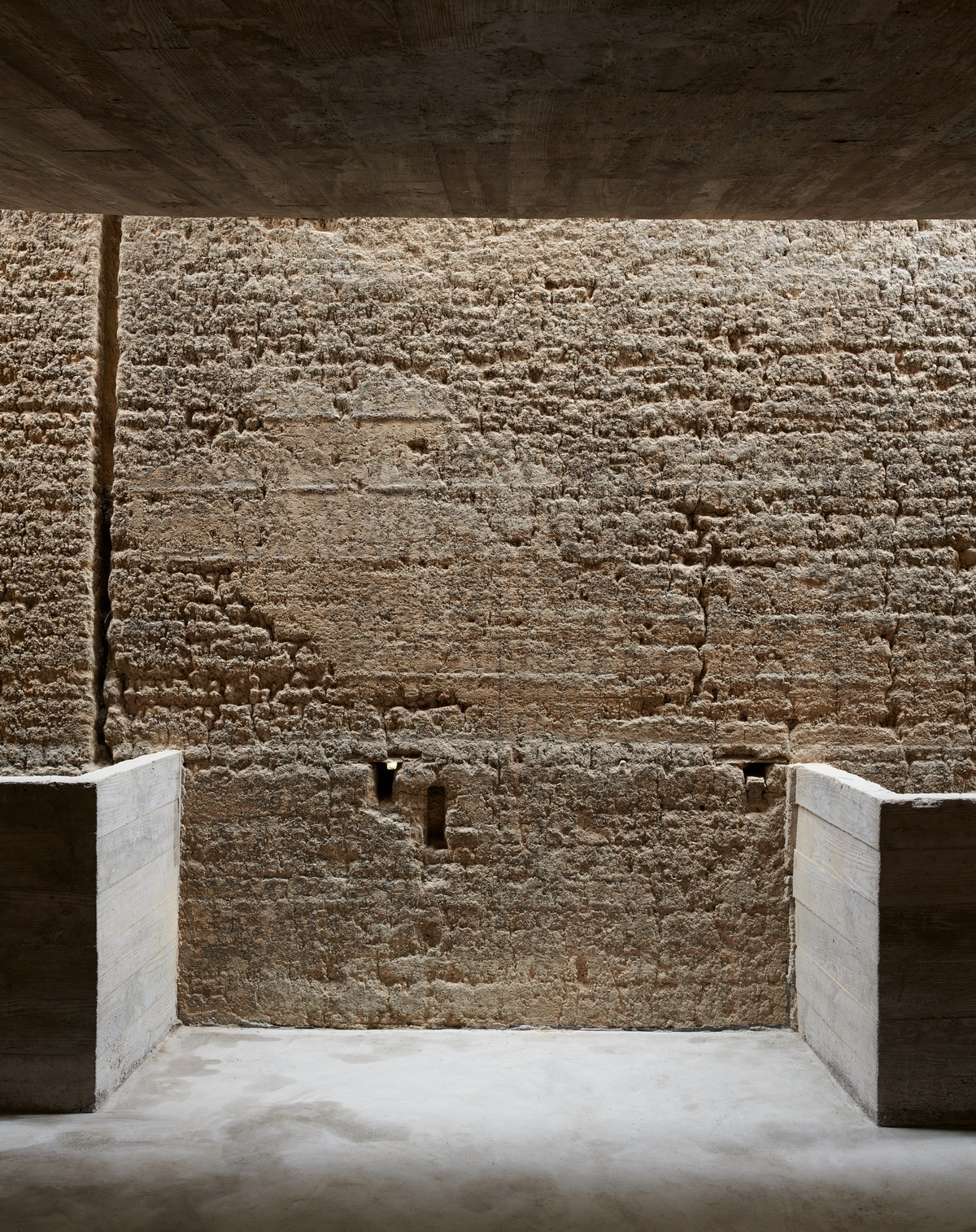 调整大小 22 光影下的夯土墙 .陈颢 Rammed earth wall under the light and shadow .CHEN Hao.jpg