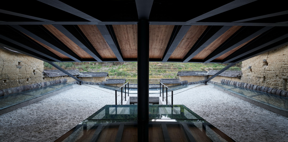 调整大小 30 屋顶夹层平台与伞形结构 .陈颢 Roof mezzanine platform and the double-sloped roof structure .CHEN Hao.jpg