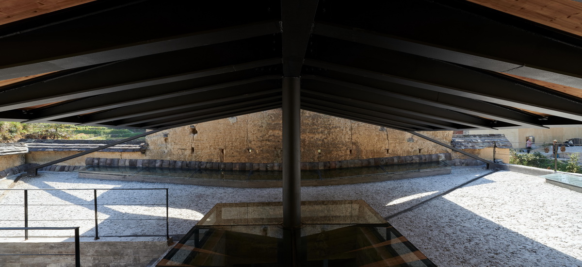 调整大小 31 屋顶夹层平台与伞形结构 .陈颢 Roof mezzanine platform and the double-sloped roof structure .CHEN Hao.jpg