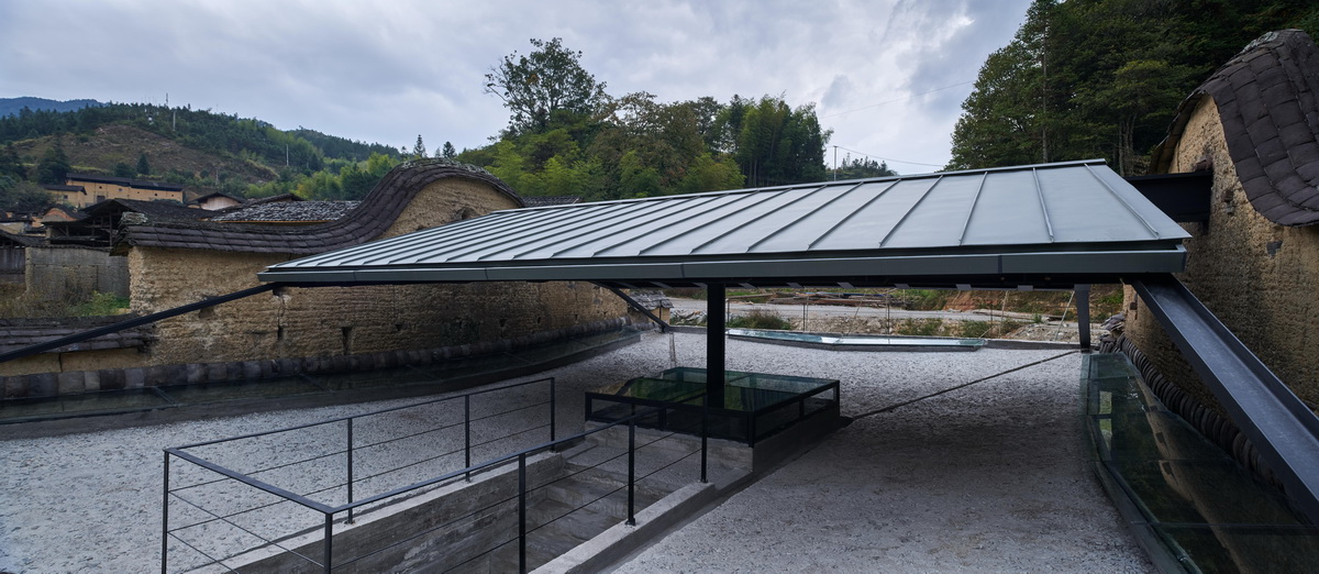 调整大小 32 屋顶夹层平台与伞形结构 .陈颢 Roof mezzanine platform and the double-sloped roof structure .CHEN Hao.jpg